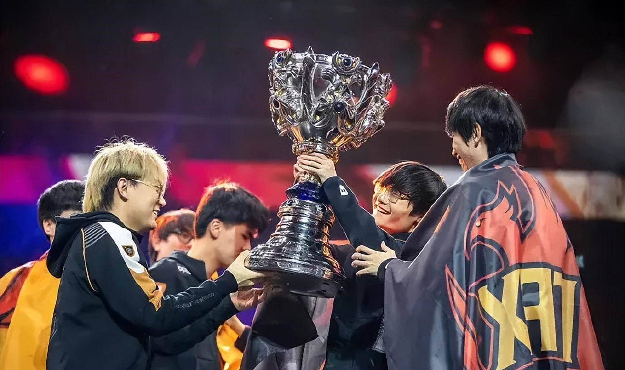 FPX力克NS,BDD开启传奇时刻强强对话淘汰赛,成为赛场最大亮点 FPX力克NS,BDD开启传奇时刻强强对话淘汰赛,成为赛场最大亮点