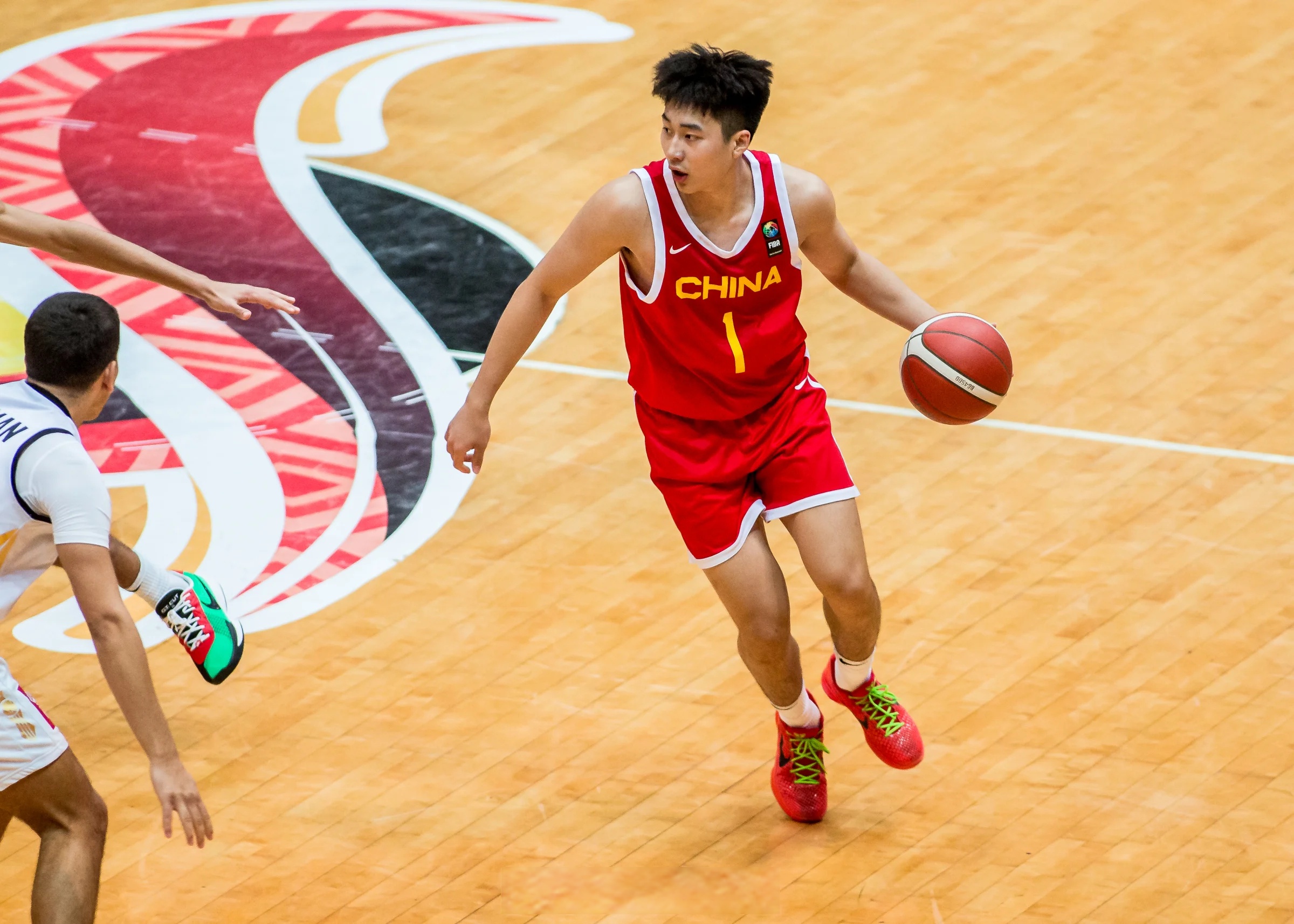 勇士险胜山东队，赵继伟点燃赛场